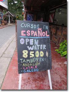 cartel ofreciendo cursos de buceo en español en Ko Tao